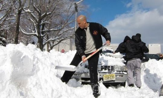 Newark Mayor Cory Booker shoveling snow for constituents in 2010 (Natalia Jimenez/Star Ledger/Corbis)